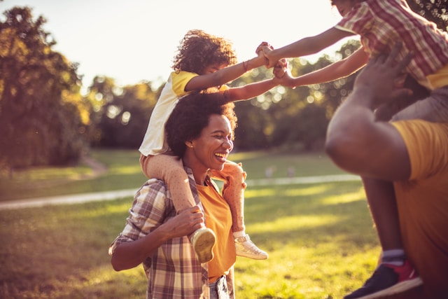 Family playing in the park (Unsplash)