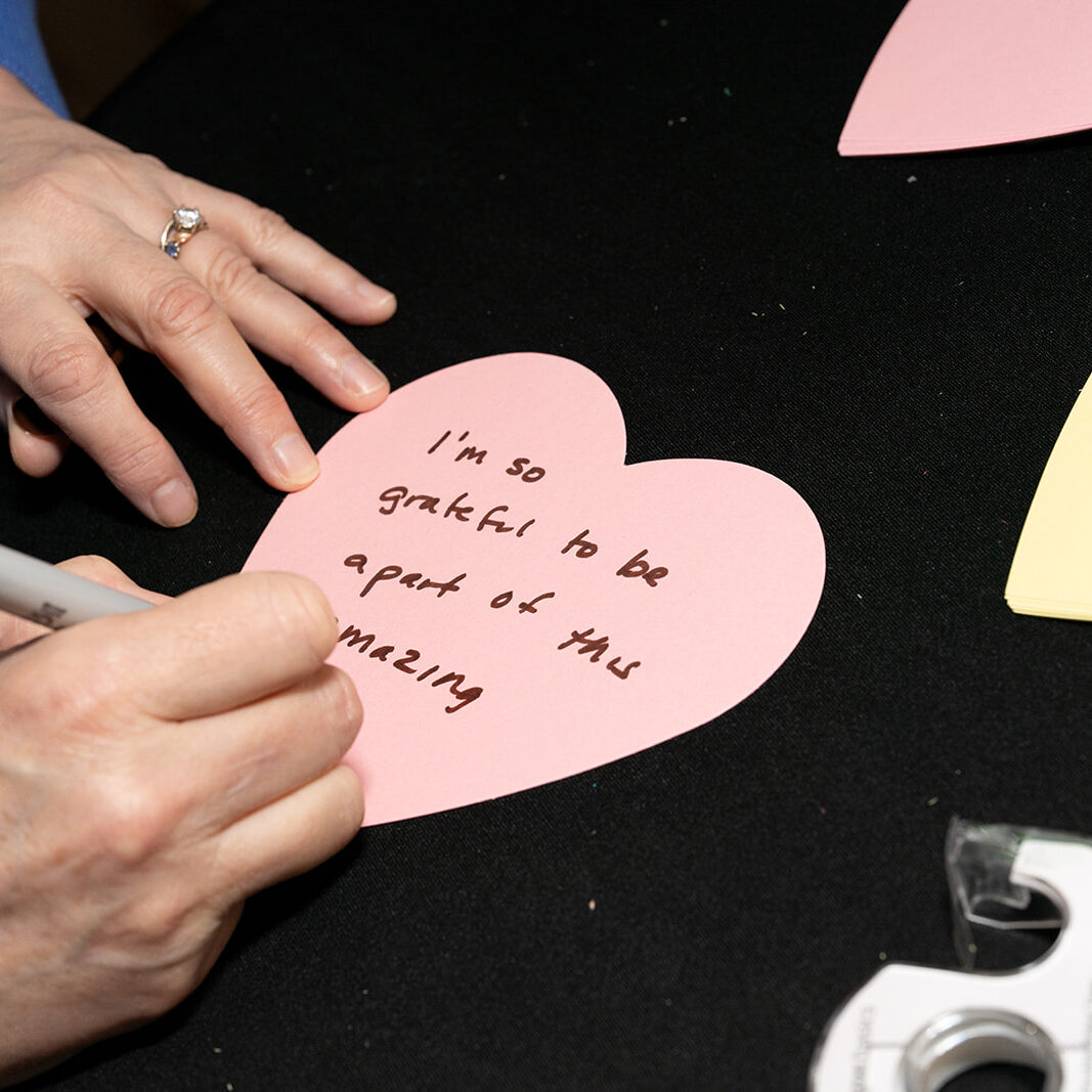 Crisis Connections volunteer writing a message of affirmation