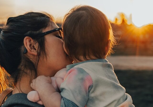 Mother holding child (Lazaro Rodriguez for Unsplash)