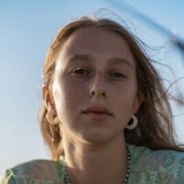 Teen girl in the wind (Or Hakim for Unsplash)